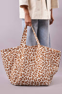 Patron Sac de plage – Vue intérieure sac oversize imprimé léopard blanc/caramel-roux, fond lilas – Atelier Brunette