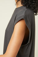 Patron T-Shirt – gros plan emmanchure gris anthracite, emmanchure large structurée – Atelier Brunette