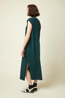 T-Shirt Dress pattern (envelope) – left profile view, dress t-shirt pine green, side slit – Atelier Brunette