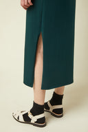 T-Shirt Dress pattern (envelope) – hem detail, dress pine green, side slit, sandals – Atelier Brunette
