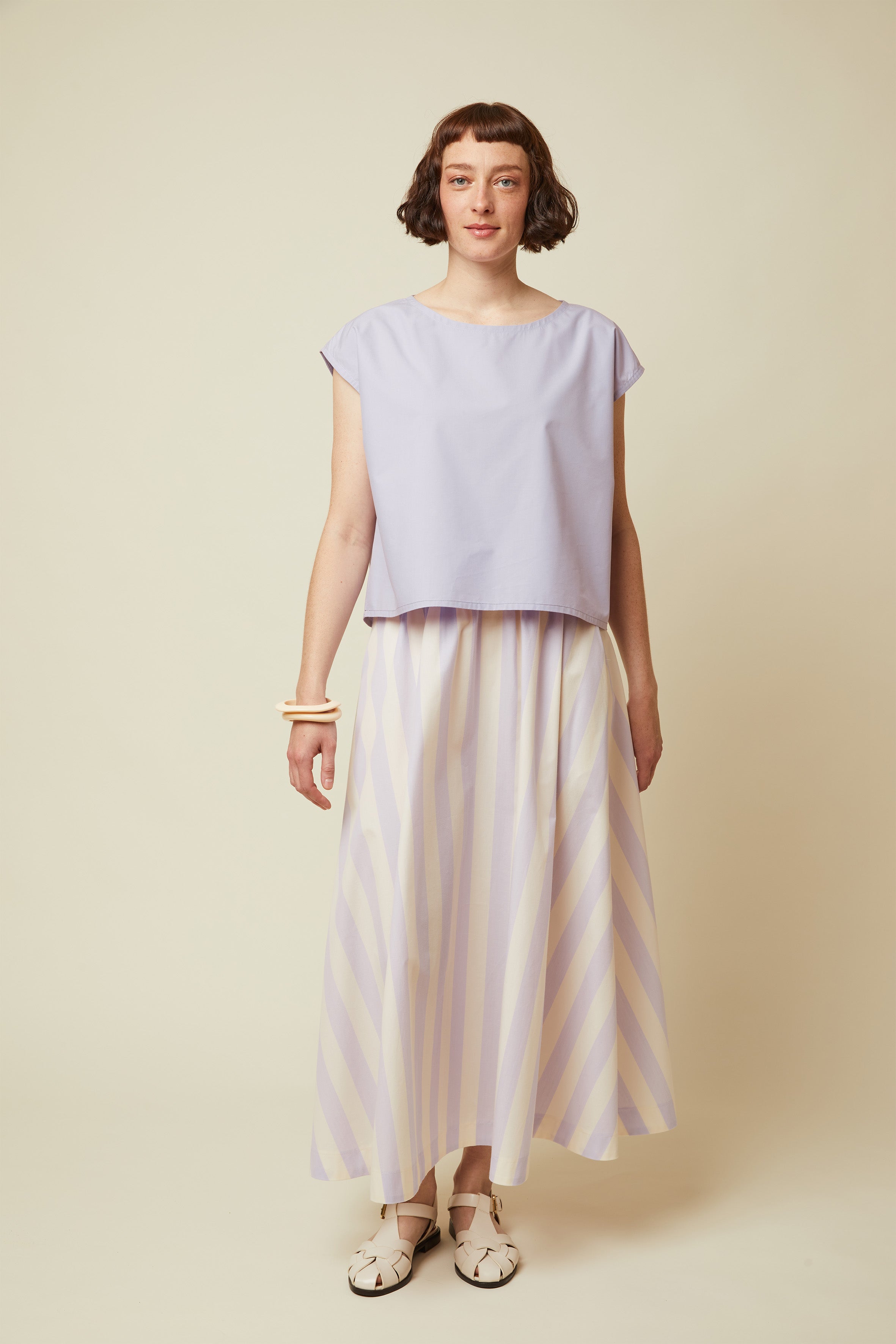 Top Encolure couture – look complet vue de face, lilas et jupe rayée – Atelier Brunette