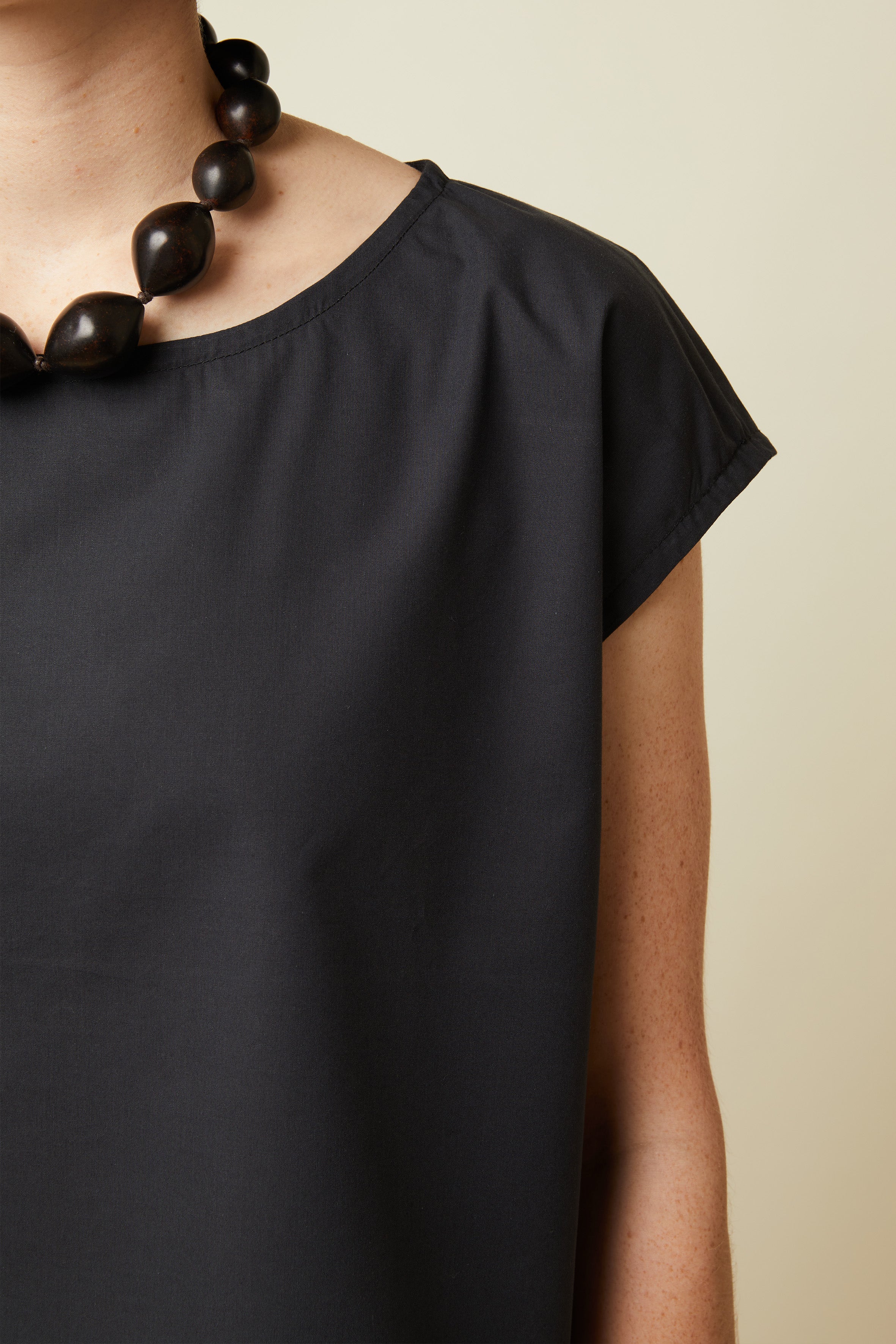 Patron Top Encolure – détail de l'encolure ronde, coloris noir – Atelier Brunette