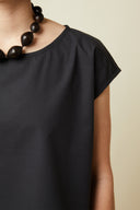 Top Encolure pattern – detail of the round neckline, colourway black – Atelier Brunette