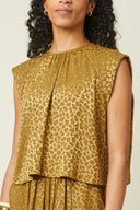 Shoulder-detail Top pattern – Woman, semi-profile, top épaulette gold leopard print, bust view, beige background – Atelier Brunette