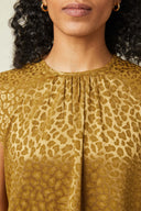 Shoulder-detail Top pattern – Close-up gathered neckline top gold leopard print, gold earrings – Atelier Brunette