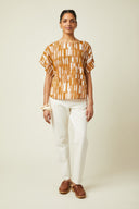Oversized Top pattern – Woman, front view, top print ochre/terracotta, boat neck, white trousers – Atelier Brunette