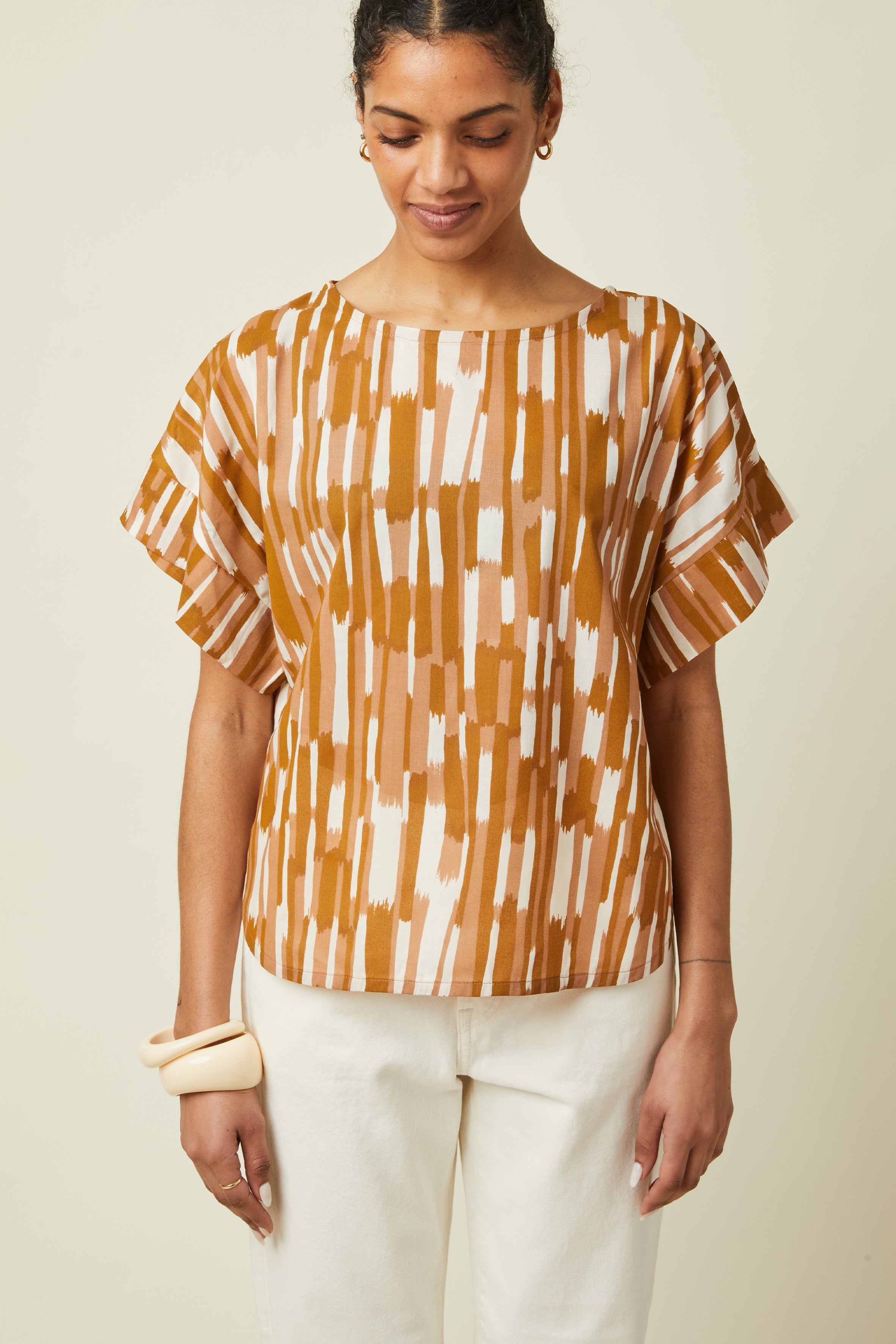 Patron Le Top Oversize – Plan buste, top imprimé géométrique ocre/terracotta, col bateau, bracelet ivoire – Atelier Brunette