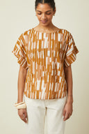 Oversized Top pattern – bust shot, top geometric print ochre/terracotta, boat neck, ivory bracelet – Atelier Brunette