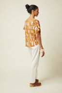 Oversized Top pattern – Woman, back view/side, top geometric print ochre/terracotta, white trousers – Atelier Brunette