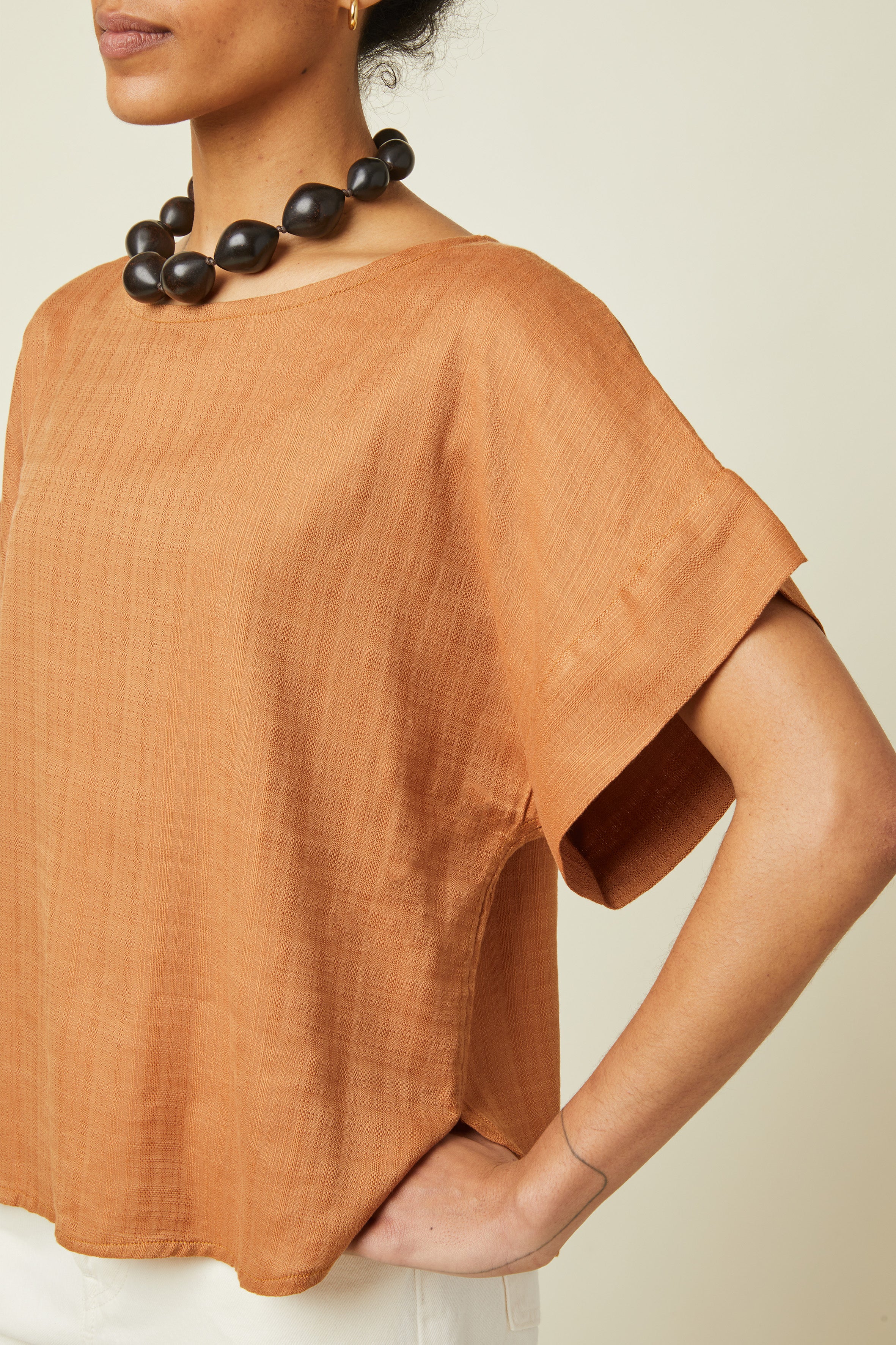 Patron Le Top Oversize – Plan torse, top uni terracotta col bateau, collier perles noires – Atelier Brunette
