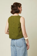 Top pattern – back view, top khaki, invisible zip at the back, blue jeans – Atelier Brunette
