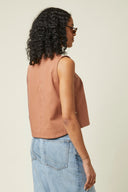 Top pattern – left profile view, top terracotta salmon pink, blue jeans – Atelier Brunette