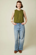 Top pattern (envelope) – front view, top khaki trapeze sleeveless, round neckline, blue jeans – Atelier Brunette