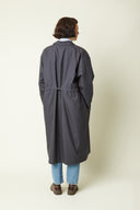 Patron Trench – vue de dos, trench gris anthracite long, ceinture coulisse dos, jean bleu – Atelier Brunette
