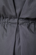 Patron Trench – gros plan taille, trench gris anthracite, ceinture coulisse ajustée, nœud – Atelier Brunette
