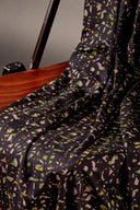 Chaise vintage en bois entièrement recouverte du tissu Candy Rock noir à motif confettis colorés.