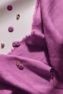 Gros plan sur la texture froissée de la double gaze de coton Flake rose orchidée.