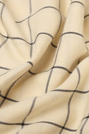 Tissu Le Carreau 002 jaune pâle à petits carreaux marine façon vichy, plié à plat.