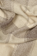 Tissu Le Carreau 006 écru à carreaux taupe chiné façon tartan, plié à plat.