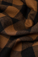 Tissu Le Carreau 009 caramel et noir à petits carreaux façon buffalo check, plié à plat, lisière effilochée visible.
