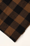 Tissu Le Carreau 009 caramel et noir à petits carreaux façon buffalo check, enroulé en rouleau laissant voir la lisière tissée.
