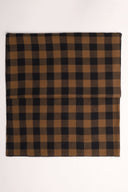 Tissu Le Carreau 009 caramel et noir à petits carreaux façon buffalo check, plié en deux et vu de dessus.