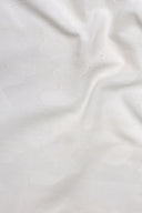 Tissu Le Coton Indien Tissé écru à motif nuage tissé ton sur ton, drapé en plis souples.