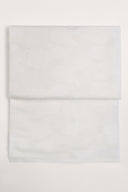 Tissu Le Coton Indien Tissé écru plié à plat, texture nuage tissée en relief visible sur l'ensemble de la pièce.