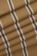 Gros plan très rapproché sur les rayures anthracite et écru du tissu Weave Line caramel, plissé en accordéon.